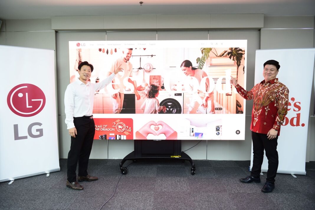 Jay Jang, Marketing and Relations Director of LG Electronics Indonesia bersama Armando Rary – Part Leader OBS of LG Electronics Indonesia pada acara peluncuran LG Online Brand Store di Jakarta, Rabu (24/1/2024).