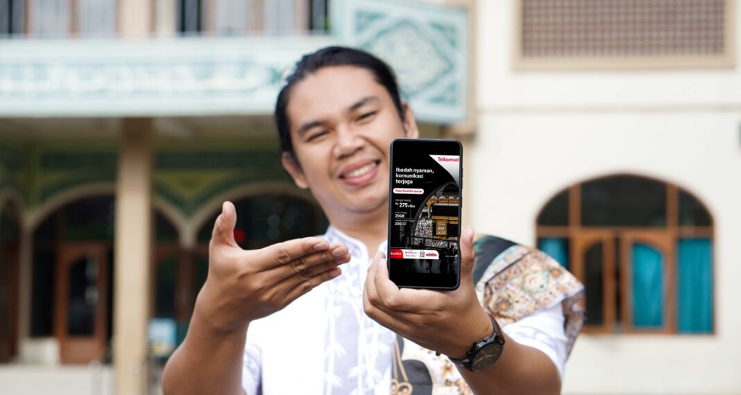 Agar dapat beribadah dengan lebih nyaman, selalu terhubung, dan berkomunikasi lancar dari tanah suci, Pelanggan Telkomsel PraBayar maupun Telkomsel Halo (Pascabayar) dapat memperoleh dan mengaktifkan Paket RoaMAX Umroh melalui MyTelkomsel, dengan harga mulai Rp275 ribu, kuota data/internet hingga 20 GB, dan masa aktif hingga 17 hari.