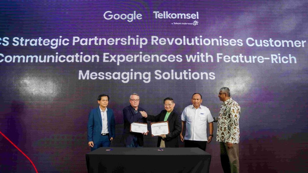 (kiri-kanan) Vice President of Digitalization, Products, and Partnerships of Singtel Singapore Terence Lai Tuck Leong, Director of Android & Business Communication Product Partnerships International Google Jason Choy, Direktur Planning & Transformation Telkomsel Wong Soon Nam, Direktur Jenderal Penyelenggaraan Pos dan Informatika Kominfo Wayan Toni Supriyanto, dan Head of Strategic Engagement APAC GSMA Kevin Henry dalam Penandatanganan Nota Kesepahaman antara Telkomsel dan Google untuk Pengembangan RCS di Jakarta (29/1). Kemitraan strategis Telkomsel dan Google bertujuan meningkatkan pengalaman komunikasi pelanggan dan menyajikan solusi pesan singkat yang lebih canggih dan kaya akan fitur.
