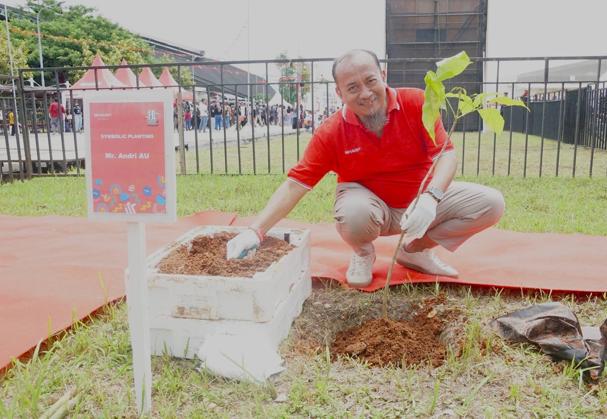 Andry Adi Utomo, national Sales Senior General Manager, PT SHarp Electronics Indonesia melakukan penanaman pohon di acara Sharp 10th factory anniversary car