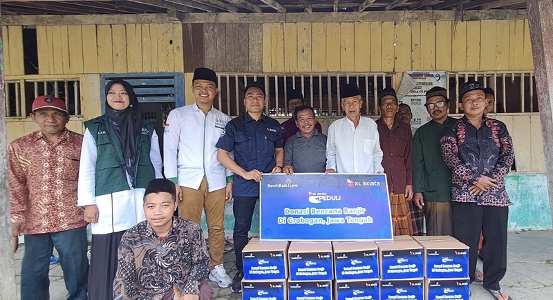 Tim XL Axiata menyerahkan donasi kepada perwakilan warga di Jalan Jagalan, Kecamatan Purwodadi, Grobogan, Jawa Tengah, Senin (19/2). Tim XL Axiata menyalurkan donasi ke delapan titik posko, masing-masing di Desa Cingkrong dan Candidukuh, Grobogan. Di Kudus, ada di Kaliwungu dan 2 posko di Desa Undaan Kidul. Lalu di Demak ke Desa Kedungwaru Kidul, Desa Cangkring Karanganyar, dan Desa Sedo Genting. Penyerahan bantuan ini akan terus berlangsung pekan ini.