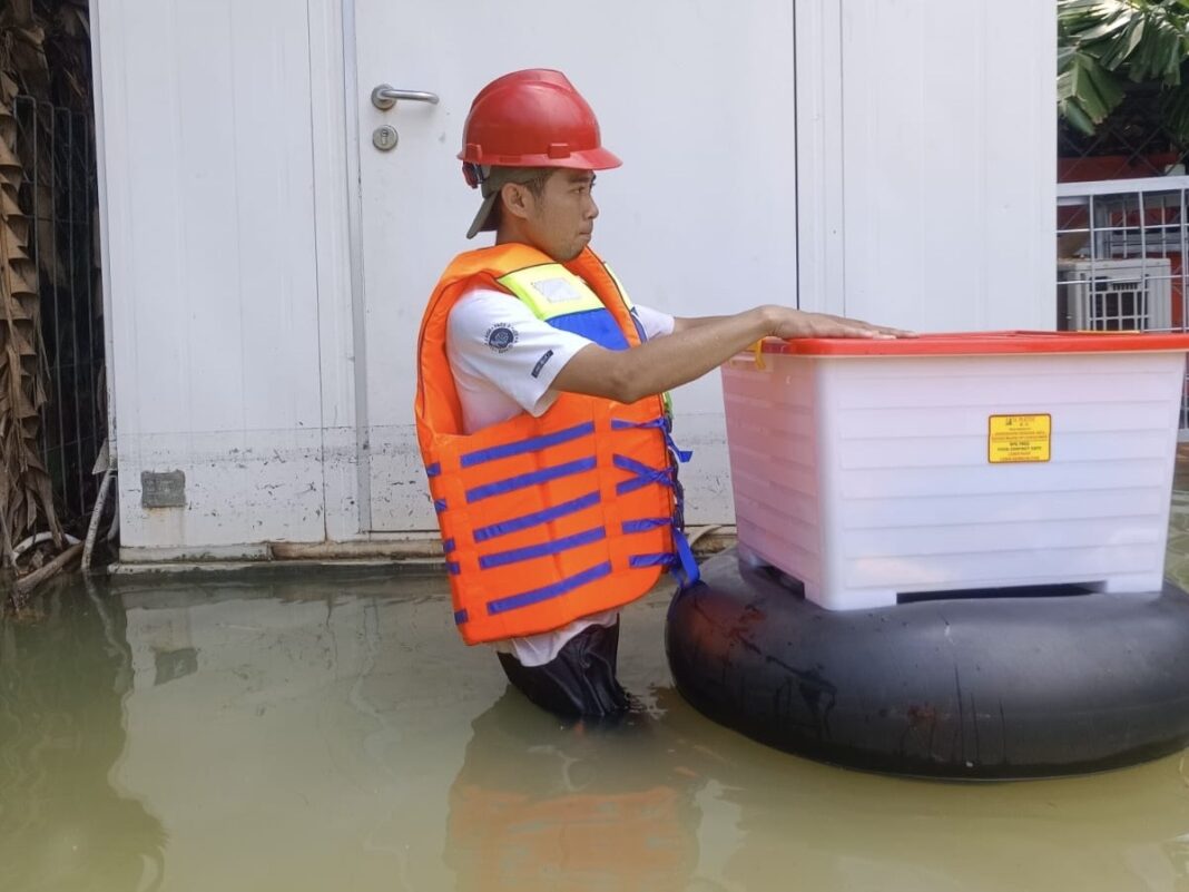 Salah seorang teknisi melakukan pengecekan kondisi jaringan di Desa Magersari, Kecamatan Karanganyar, Demak, Jawa Tengah, tidak lama setelah banjir menerjang. Performa jaringan di area terlanda banjir di Grobogan, Demak, dan Kudus tetap bisa terjaga karena tim jaringan XL Axiata juga telah melakukan rekayasa jaringan yang memungkinkan area tersebut tetap terlayani oleh BTS-BTS yang ada di sekitarnya. Sejumlah langkah preventif juga telah dilakukan tim XL Axiata antara lain berupa relokasi perangkat vital ke tempat yang lebih tinggi, serta desain ulang penempatan dan pembangunan shelter BTS di posisi lebih tinggi dari permukaan.