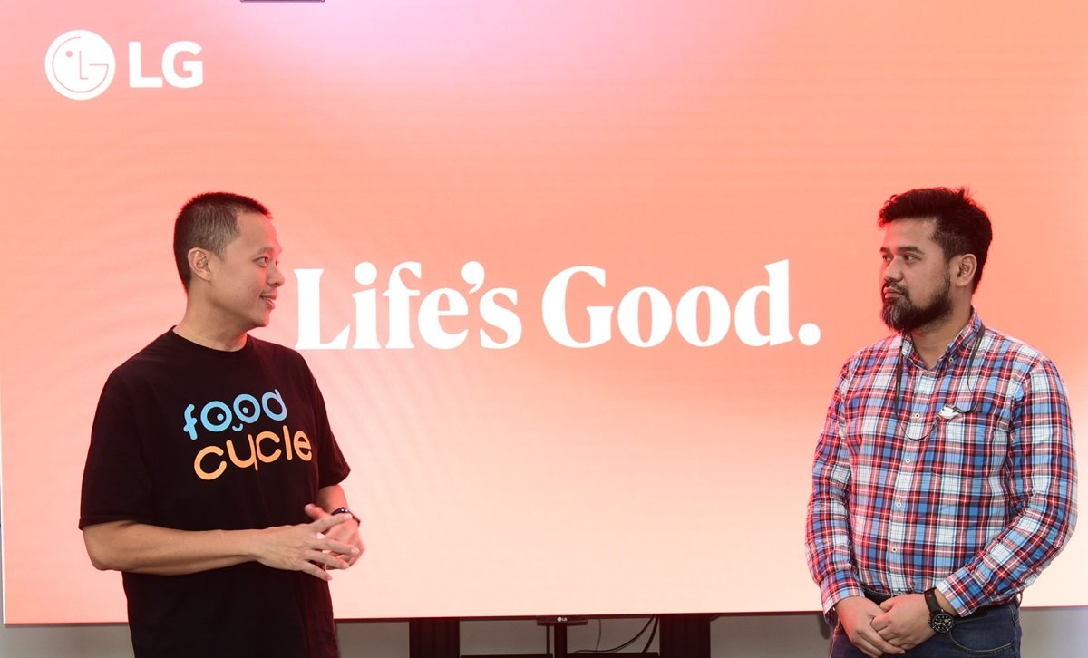 Dedi Triono-Corporate Marketing Manager of LG Electronics Indonesia dan Herman Andryanto-Co-Founder FoodCycle Indonesia pada kampanye Better life for All