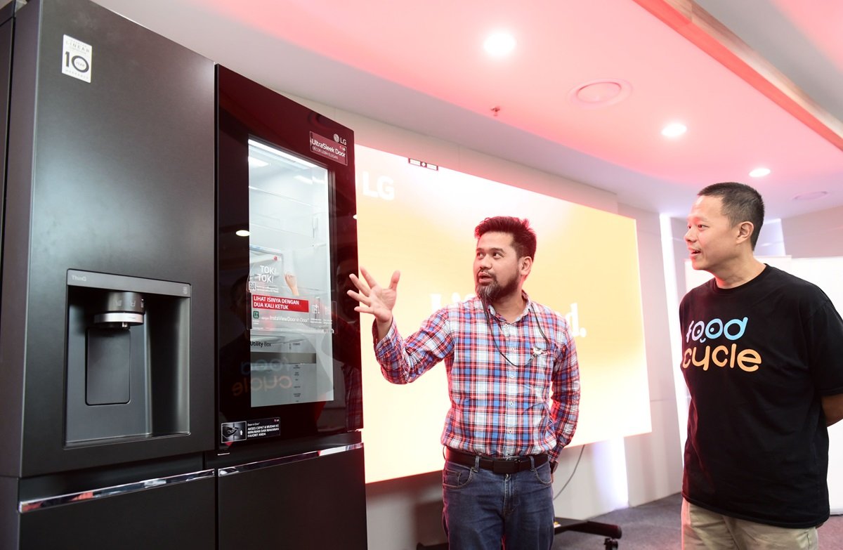 Dedi Triono-Corporate Marketing Manager of LG Electronics Indonesia dan Herman Andryanto-Co-Founder FoodCycle Indonesia