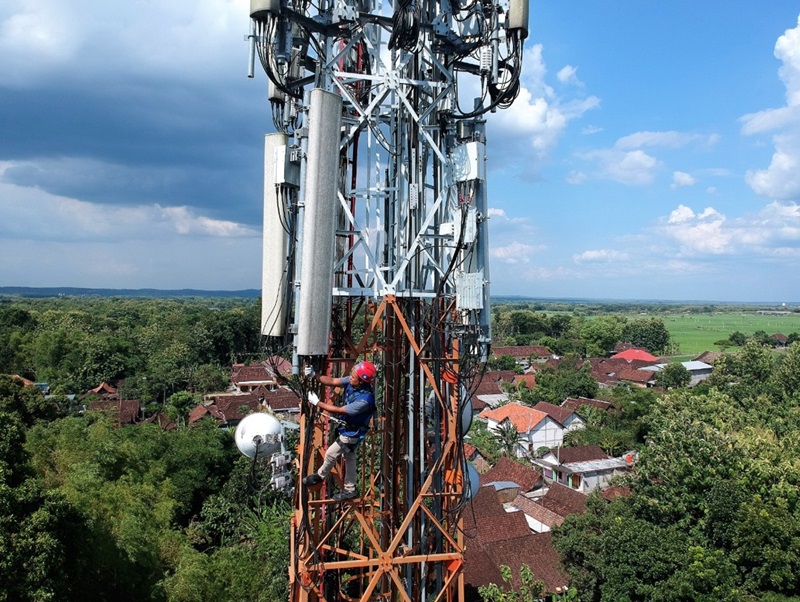 Teknisi melakukan pengecekan jaringan pada perangkat Base Transceiver Station (BTS) milik XL Axiata. Hasil monitoring puncak kenaikan trafik layanan data terjadi pada saat pencoblosan 14 Februari 2024 yang mencapai 11% dibandingkan kondisi hari normal. XL Axiata sukses menjaga performa layanan saat berlangsung Pemilihan Umum (Pemilu) 2024.