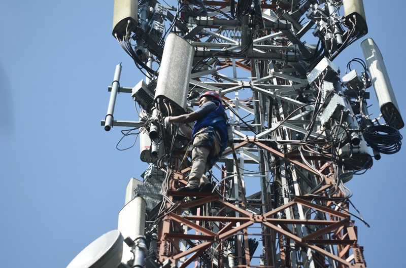 Teknisi melakukan pengecekan jaringan pada perangkat Base Transceiver Station (BTS) milik XL Axiata. Hasil monitoring puncak kenaikan trafik layanan data terjadi pada saat pencoblosan 14 Februari 2024 yang mencapai 11% dibandingkan kondisi hari normal. XL Axiata sukses menjaga performa layanan saat berlangsung Pemilihan Umum (Pemilu) 2024.