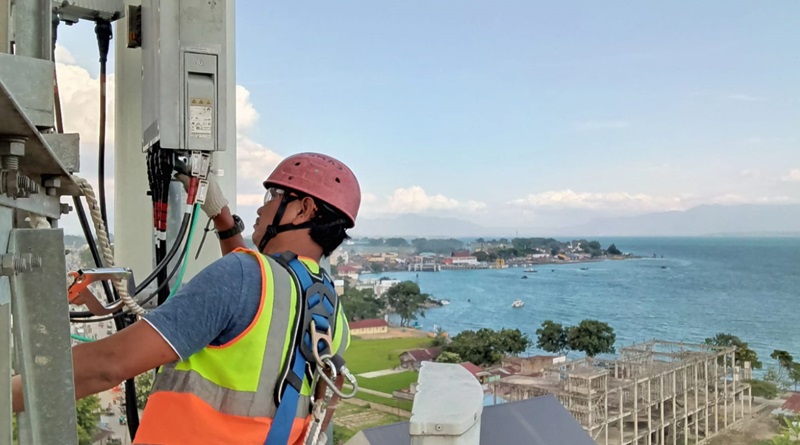 Teknisi melakukan pengecekan jaringan pada perangkat Base Transceiver Station (BTS) milik XL Axiata di dekat lokasi pelaksanaan event Internasional F1 Powerboat di Kawasan Danau Toba, beberapa waktu lalu. XL Axiata memastikan jaringan 4G siap mendukung event dunia F1 Powerboat 2024 kembali akan digelar di Danau Toba, Sumatera Utara, pada 2 - 3 Maret 2024.
