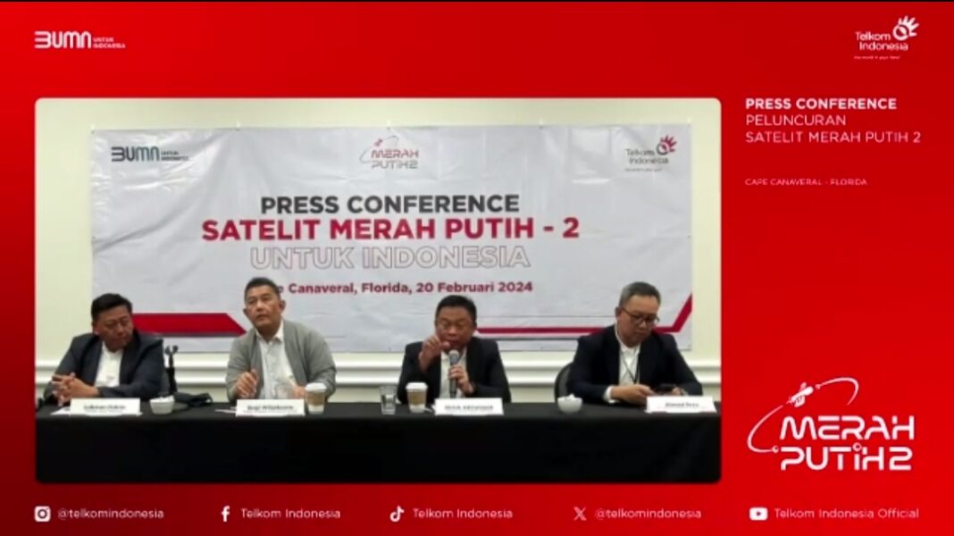 (ki-ka) Lukman Hakim Abd Rauf-Direktur Utama Telkomsat, Bogi Witjaksono-Direktur Wholesale & International Service Telkom, Ririek Adriansyah-Direktur Utama Utama Telkom, dan Ahmad Reza-SVP Corporate Communication & Investor Relation Telkom, pada konferensi pers secara virtual dari Florida, Rabu pagi (21/2/2024).