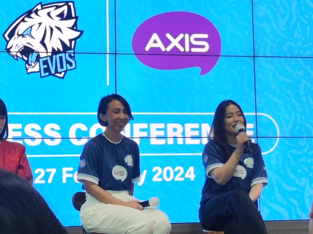 Nahdiah Estu Pawestri, Head Youth Marketing Communication PT XL Axiata Tbk. dan Angelica Anastasia, Brand Ambassador EVOS