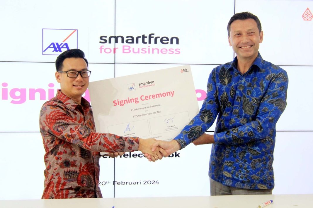 (ki-ka) Tony Wijaya, Chief of Enterprise Business, Smartfren for Business bersama Laurent Bourson, President Director AXA Insurance dalam penandatanganan MoU kerja sama di Jakarta, Selasa (20/2)