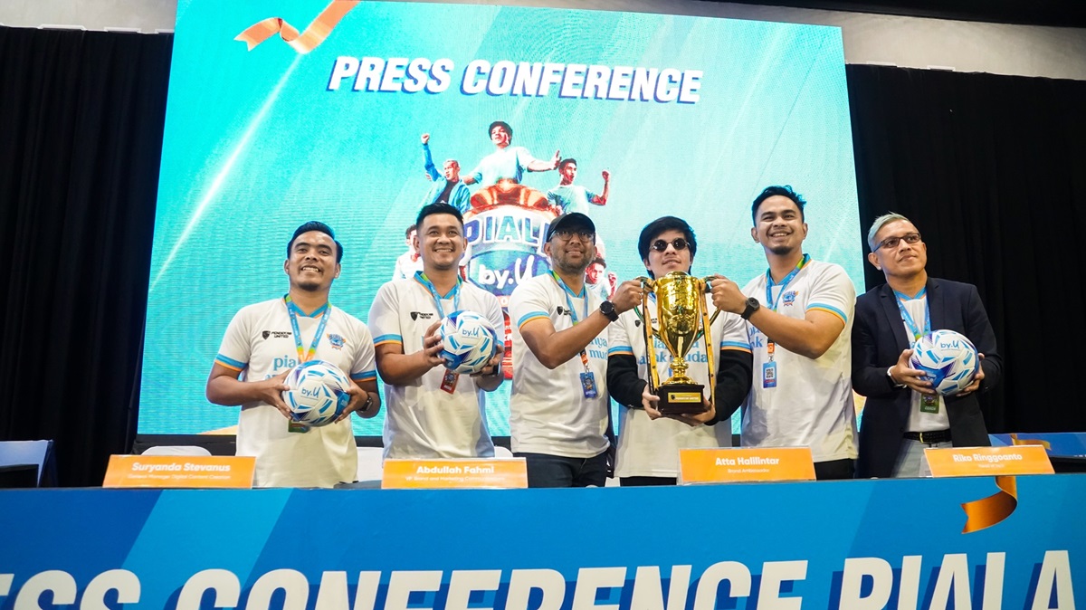 (kiri ke kanan) Manager Pendekar United FC Asep Aliatama, GM Digital Content Creation Telkomsel Suryanda Stevanus, VP Brand & Marketing Communications Telkomsel Abdullah Fahmi, Brand Ambassador Piala by.U 2024 Atta Halilintar, Head of by.U Riko Ringgoanto, dan Sport Director Piala by.U 2024 Vennard Hutabarat di Press Conference Piala by.U 2024 di Jakarta, Senin (26/2). Seri pertandingan futsal pelajar bergengsi tingkat nasional, Piala by.U 2024, kembali digelar untuk membuka peluang untuk memperebutkan piala, medali, sertifikat, sejumlah dana pembinaan, hingga kesempatan bermain di Liga Futsal Pro.