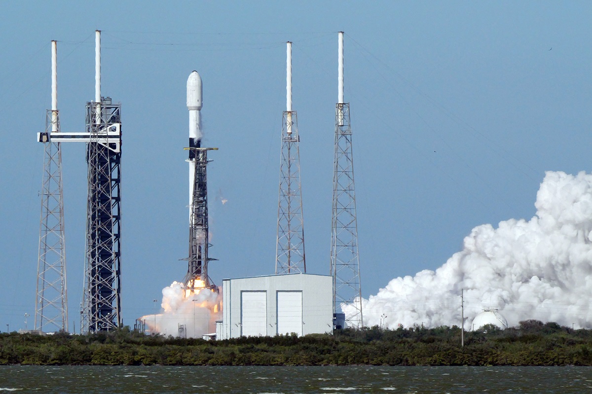 Roket Falcon 9 yang meluncur dari Cape Canaveral Florida sebagai wahana yang mengantarkan Satelit Merah Putih 2 menuju orbit, Selasa (20/2) waktu setempat. (Dok. Abdullah Azzam/Bisnis Indonesia)