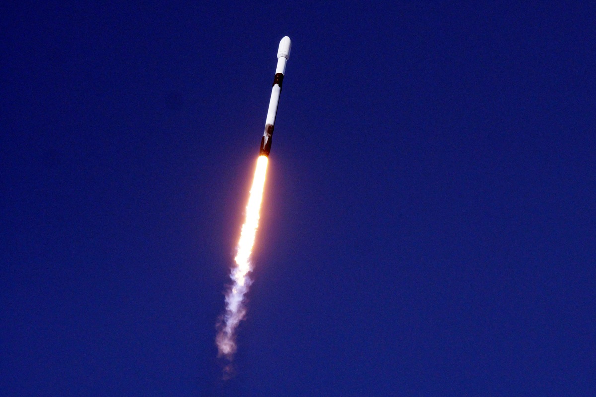 Roket Falcon 9 yang meluncur dari Cape Canaveral Florida sebagai wahana yang mengantarkan Satelit Merah Putih 2 menuju orbit, Selasa (20/2) waktu setempat. (Dok. SpaceX)