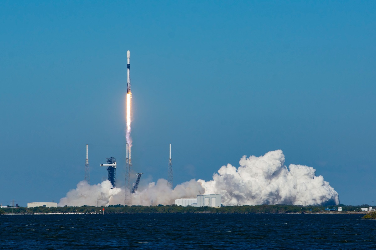 Roket Falcon 9 yang meluncur dari Cape Canaveral Florida sebagai wahana yang mengantarkan Satelit Merah Putih 2 menuju orbit, Selasa (20/2) waktu setempat. (Dok. Abdullah Azzam/Bisnis Indonesia)