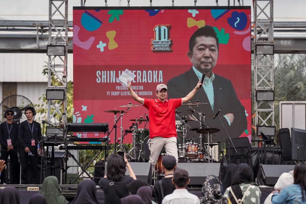 Shinji Teraoka, Presiden Direktur, PT Sharp Electronics Indonesia menyapa penonton saat memberikan kata sambutan di acara SHarp factiory 10th year an