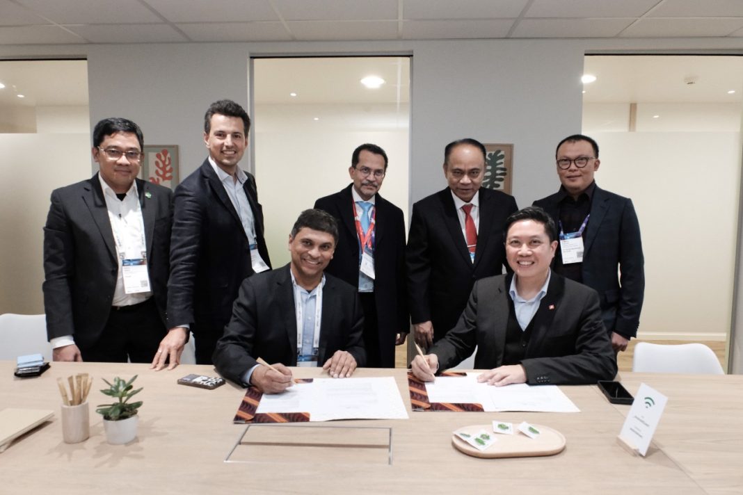 Direktur Marketing Telkomsel, Derrick Heng (kanan depan) dan Director of Network AI and Telco Partnerships Google Cloud Global Telco Industry Solutions, Vivek Gupta (kiri depan), secara resmi menandatangani Strategic Partnership Agreement (SPA) antara Telkomsel dan Google Cloud di Mobile World Conference (MWC) 2024 Barcelona (27/2), disaksikan oleh Menteri Komunikasi dan Informatika Republik Indonesia, Budi Arie Setiadi (kedua dari kanan, belakang), Direktur Utama Telkomsel, Nugroho (kanan belakang), Director of Platforms and Ecosystems Partnerships Google Southeast Asia and South Asia, Mahir Sahin (kedua dari kiri, belakang), serta Head of Platforms and Ecosystems Partnerships Google Indonesia, Denny Galant (kiri belakang).