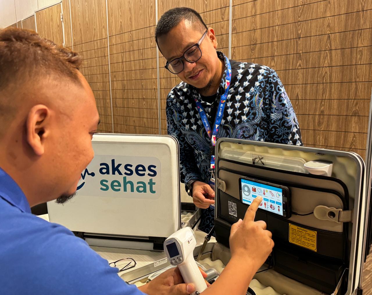 Chief Enterprise Business Officer XL Axiata, Feby Sallyanto (kanan) mencoba perangkat XL Axiata Akses Sehat di sela-sela acara peluncuran "XL Axiata Akses Sehat" yang digelar di Jakarta, pada Jumat (8/3) lalu. XL Axiata Akses Sehat merupakan perangkat kesehatan berupa alat medik portabel yang didukung oleh solusi pintar berbasis kecerdasan buatan dan IoT (AIoT) serta broadband connectivity dari XLABS. XL Axiata Akses Sehat merupakan salah satu wujud komitmen untuk mendukung pemerintah dalam penerapan Rekam Medis Elektronik (RME) di bidang kesehatan.