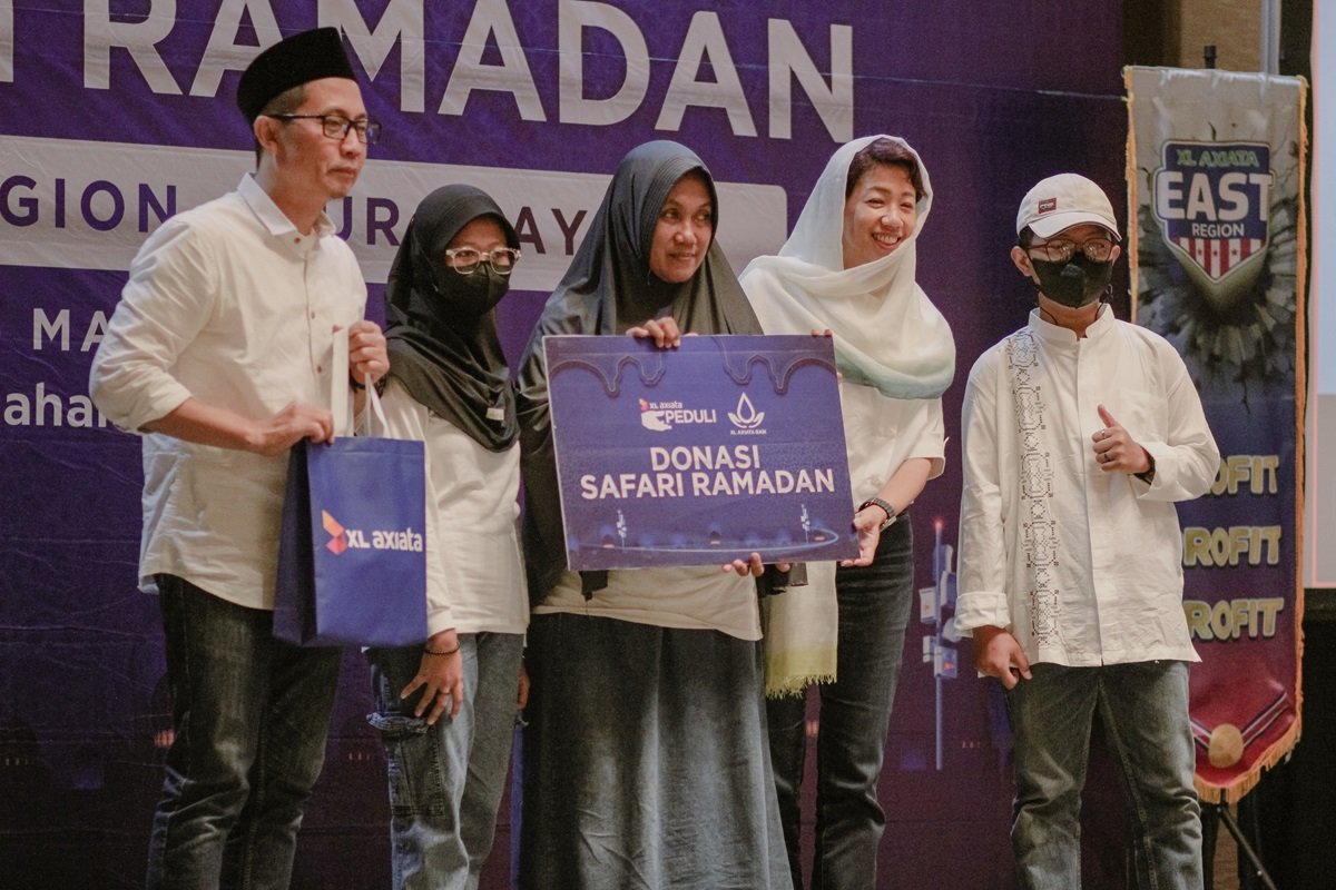 Direktur & Chief Enterprise Business & Corporate Affairs Officer XL Axiata, Yessie D. Yosetya (dua dari kanan), Regional Group Head XL Axiata East Region, Dodik Ariyanto (kiri), dan Pimpinan Yayasan Peduli Kasih Anak Berkebutuhan Khusus, Dr. Sawitri Retno Hadiati (Tengah) pada penyerahan bantuan secara simbolis yang digelar di Surabaya, Senin (25/03). Selama masa Ramadan ini, XL Axiata menyalurkan sejumlah bantuan dalam bentuk router dan kuota data total 240GB selama 12 bulan untuk menunjang pendidikan anak-anak disabilitas di Yayasan Sosial, dan donasi sembako ke total 75 titik yang tersebar di berbagai daerah di Indonesia.