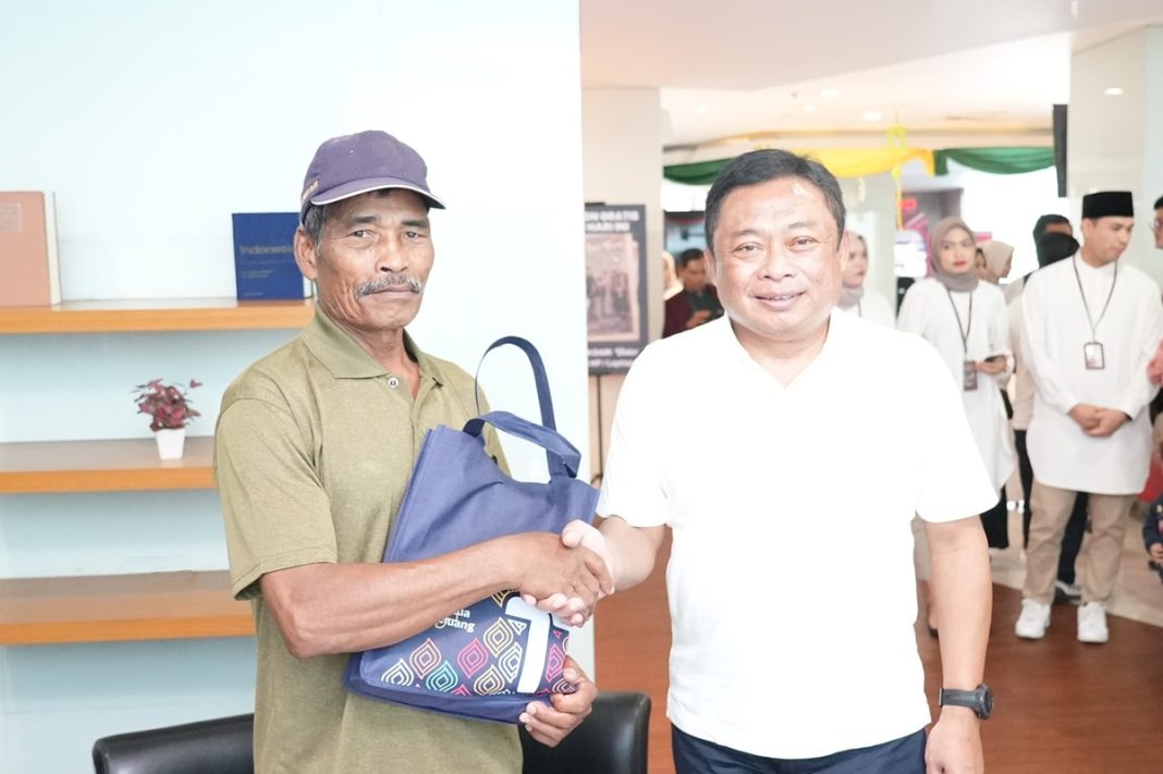 Direktur Utama Telkom Ririek Adriansyah (kanan) berinteraksi dengan pelanggan GraPARI TelkomGroup Medan dalam rangkaian acara Safari Ramadan sebagai bagian dari program TelkomGroup Siaga RAFI (Ramadan Idul Fitri) 2024 di Medan, beberapa waktu lalu.
