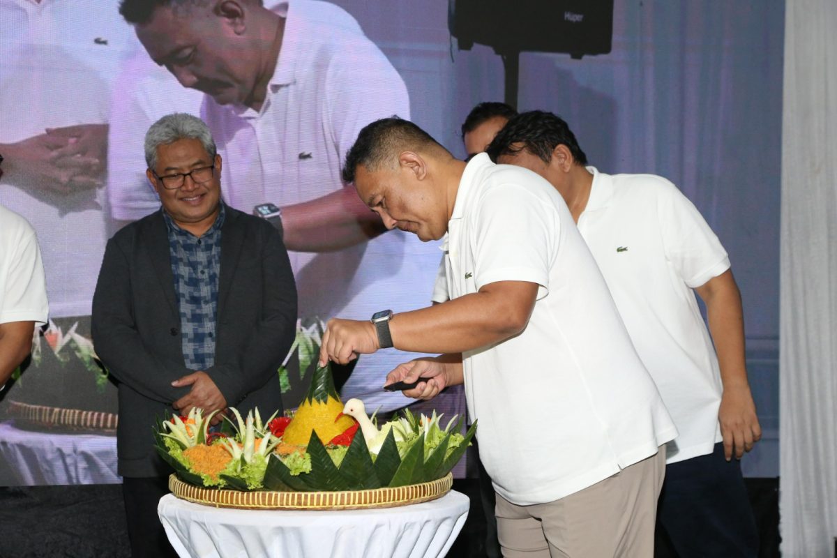 Prosesi potong tumpeng dalam rangka menyambut HUT Telin ke-17 yang dilakukan oleh Direktur Wholesale & International Service Telkom, Bogi Witjaksono, disaksikan oleh Direktur Network & IT Solution Telkom, Herlan Wijanarko.