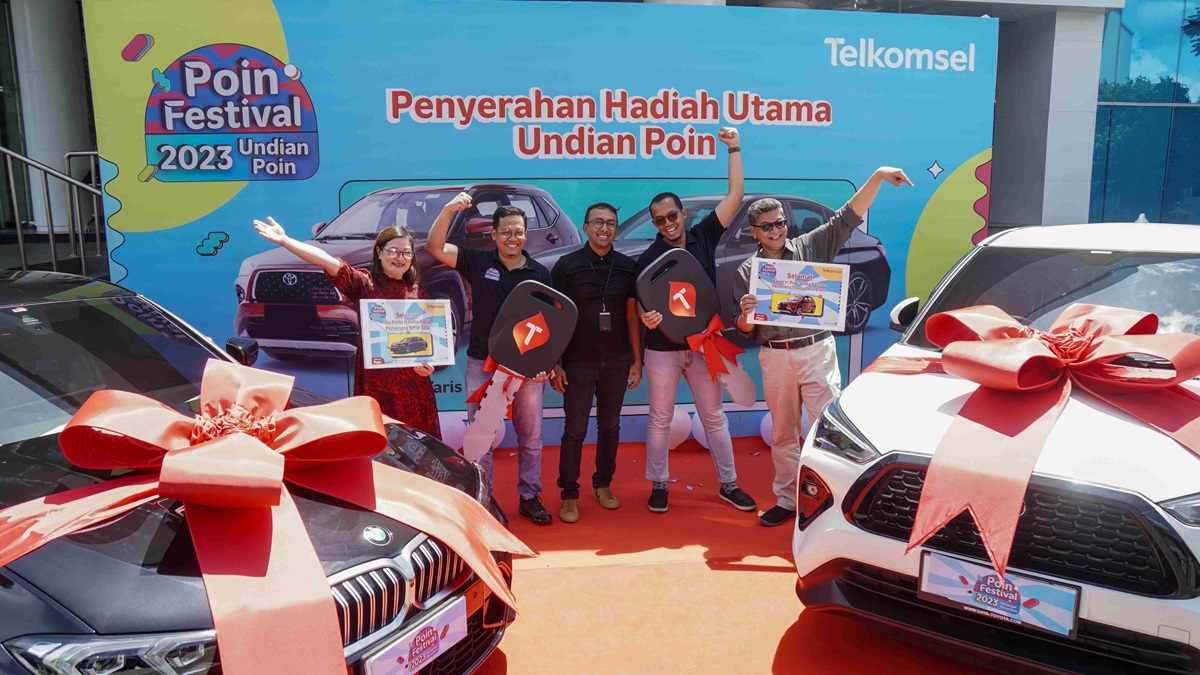(Kiri - Kanan) Pemenang Mobil BMW, Kezia Natalia Holid; VP Postpaid Consumer & International Roaming Telkomsel, Danang Andrianto; VP Brand and Marketing Communications Telkomsel, Abdullah Fahmi; VP Consumer Business Area Jabotabek Jabar Telkomsel, Adhi Putranto; Pemenang Yaris Cross, Ir Rudy Abdul Rahman dalam prosesi menyerahkan hadiah utama program Undian Poin Festival 2023 yang dilakukan secara langsung di GraPARI Telkom Group BSD.