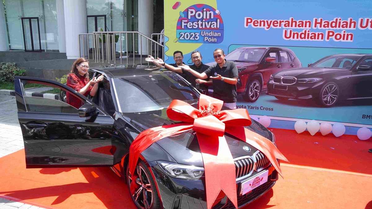 Undian Poin Festival 2023 merupakan wujud apresiasi dan terima kasih Telkomsel dan IndiHome kepada para pelanggan setia. Telkomsel menyerahkan 1 unit mobil BMW 320i kepada Kezia Natalia Holid, seorang ibu rumah tangga yang telah menjadi pelanggan setia Telkomsel selama 20 tahun yang menukarkan 5.836 poin melalui Aplikasi MyTelkomsel.