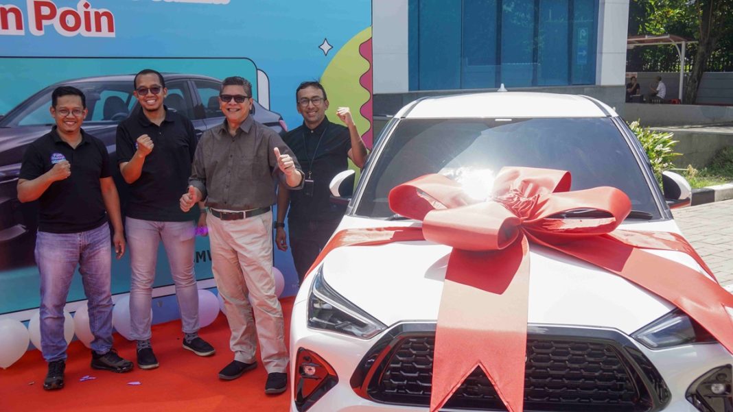 1 unit mobil Toyota Yaris Cross, diserahkan kepada IR. Rudy Abdul Rahman, seorang wiraswasta yang telah menjadi pelanggan setia Telkomsel selama 10 tahun yang menukarkan 514 poin yang dimiliki. Telkomsel berharap melalui program ini, dapat senantiasa terus meningkatkan pengalaman digital pelanggan sekaligus melengkapi kebahagiaan mereka dalam menjalani aktivitas digital hariannya.