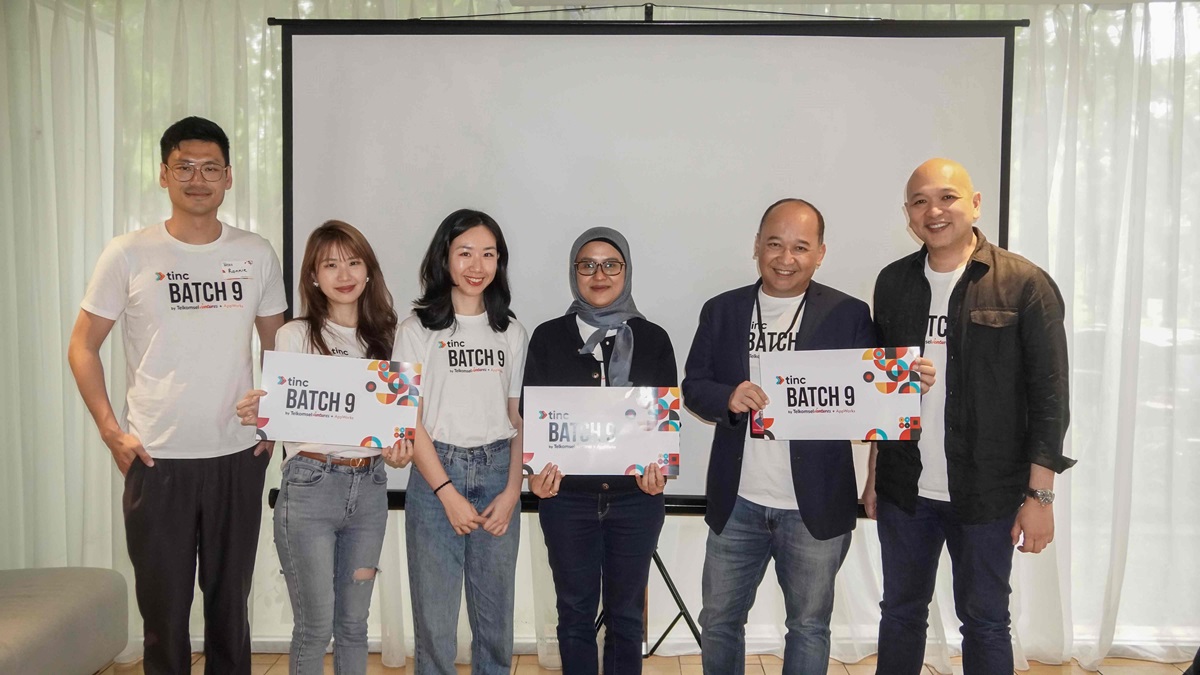 (Kiri-Kanan) BD & Product Manager Founder + Telco Experience AppWorks, Ronnie Tsen; Principal SEA Investment AppWorks, Sophie Chiu, Principal Accelerator & Community AppWorks Alyssa Chen; CEO Telkomsel Ventures, Mia Melinda; Direktur Human Capital Management Telkomsel, R. Muharam Perbawamukti; dan Komisaris Telkomsel, Yose Rizal dalam penyelenggaraan program Tinc Batch 9 yang berkolaborasi bersama AppWorks untuk mendukung perkembangan startup di Indonesia.