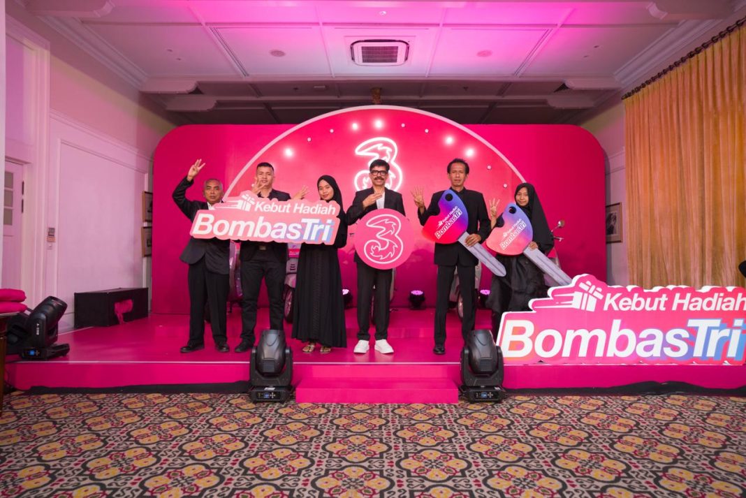Program Kebut Hadiah BombasTri telah menarik antusiasme pelanggan hingga terpilih lebih dari 3.000 pemenang selama periode undian. Hadiah yang diberikan pun beragam, seperti 15 unit PlayStation 5, 39 unit smartphone Samsung Galaxy A34, 81 unit Galaxy Watch 6, dan ribuan saldo OVO dengan nilai 100.000. Pada penghujung periode program, Tri telah menetapkan pemenang Grand Prize, yaitu lima unit Vespa Primavera untuk lima orang pemenang.