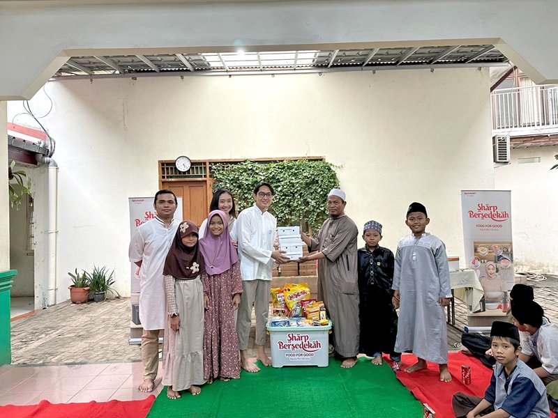 Perwakilan Sharp menyerahkan bantuan dana, makanan & minuman kepada perwakilan panti asuhan muslimin putra mulia