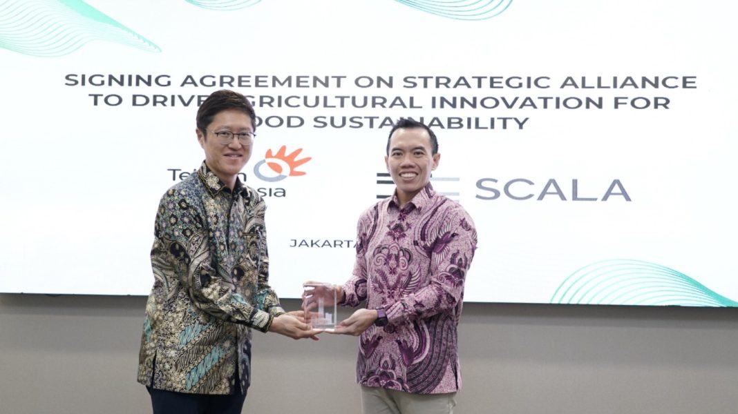 Direktur Digital Business Telkom Muhamad Fajrin Rasyid (kanan) menyerahkan cindera mata kepada Presiden Scala Jepang Norikatsu Nagino usai penandatangan kerja sama antara Telkom dan Scala Jepang dalam inovasi bagi ekosistem pertanian di Indonesia di Jakarta, Senin (1/4).