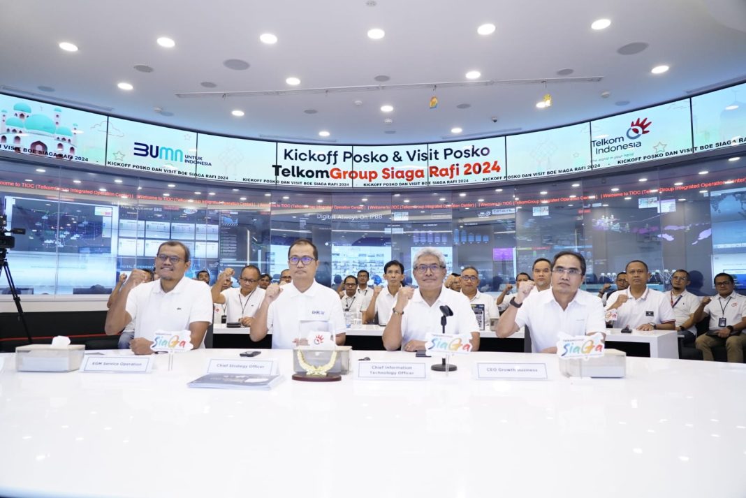 Direktur Network & IT Solution Telkom Herlan Wijanarko (kedua dari kanan), Direktur Group Business Development Telkom Honesti Basyir (paling kanan), Direktur Strategic Portfolio Telkom Budi Setyawan Wijaya (kedua dari kiri), dan EGM Service Operation Telkom Suharyoto (paling kiri) saat Acara Kick Off & Kunjungan Posko TelkomGroup SIAGA RAFI 2024 di Telkom Integrated Operation Center Telkom Jakarta, Jumat (5/4).