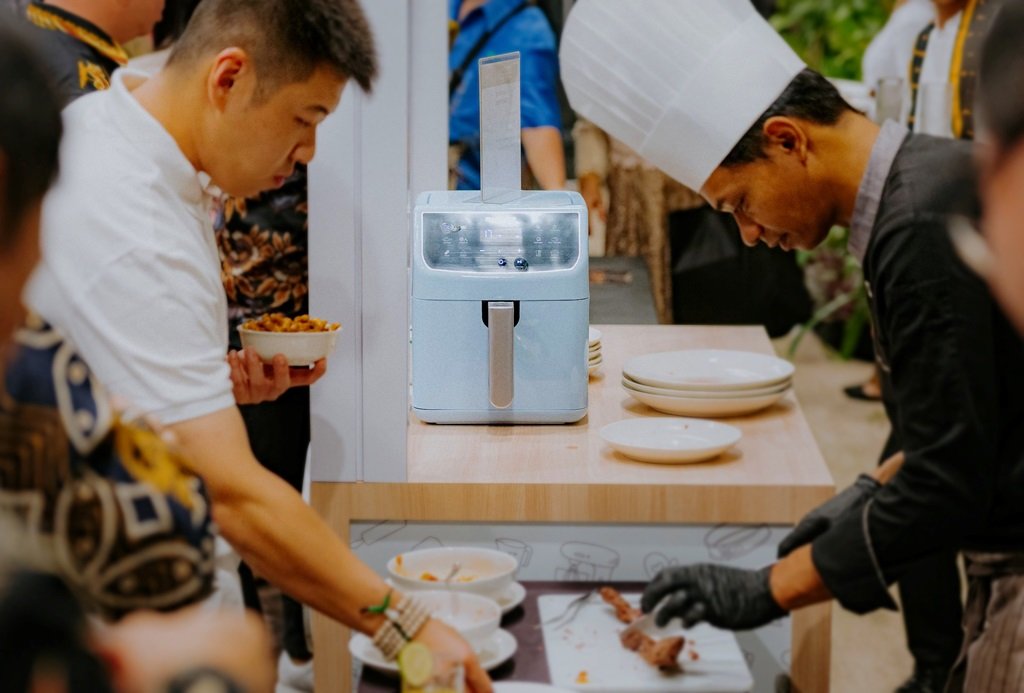 Chef Gunawan Melakukan Demo Masak Menggunakan Produk Air Fryer