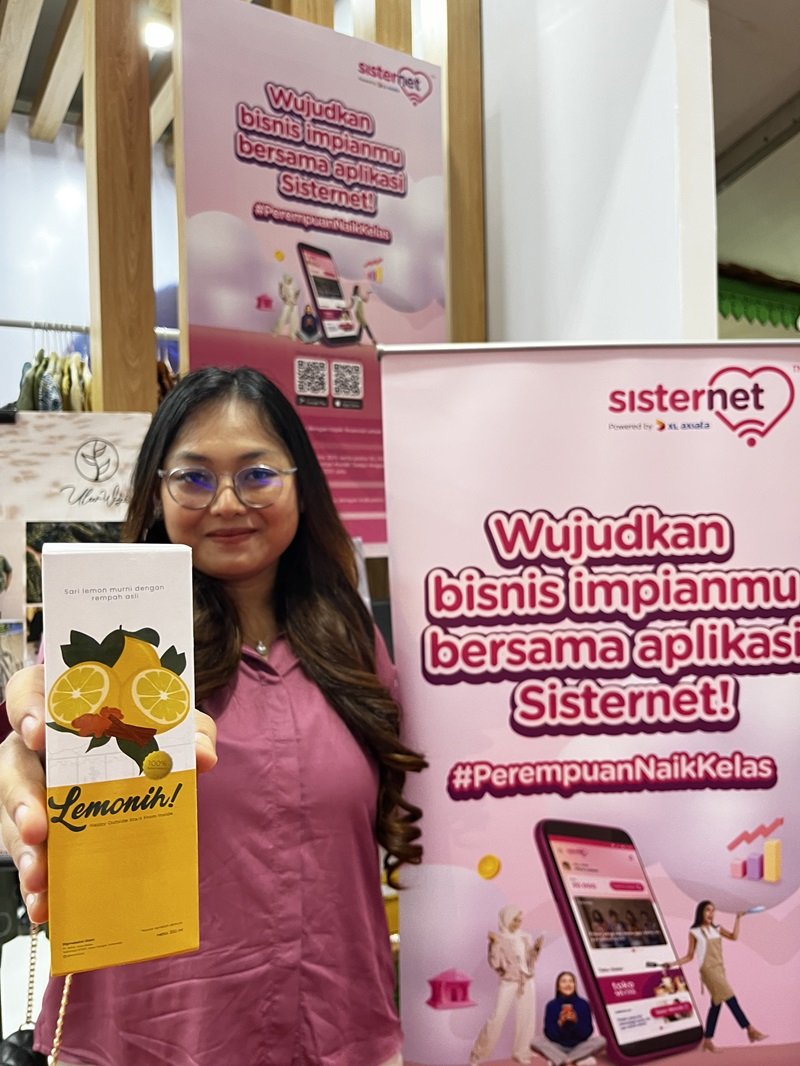 Syifa Husnul Khotimah, seorang pelaku UKM asal Surakarta menunjukkan produk minuman kesehatan Lemonih di arena pameran HUT ke-44 Dekranas, Surakarta, Jumat (17/5). Dengan bergabung menjadi bagian dari ekosistem digital Sisternet, UKM perempuan lemonnih.id mendapatkan dukungan untuk meningkatkan brand awarness dan kesempatan akses ke market yang lebih luas, serta edukasi pengembangan bisnis.