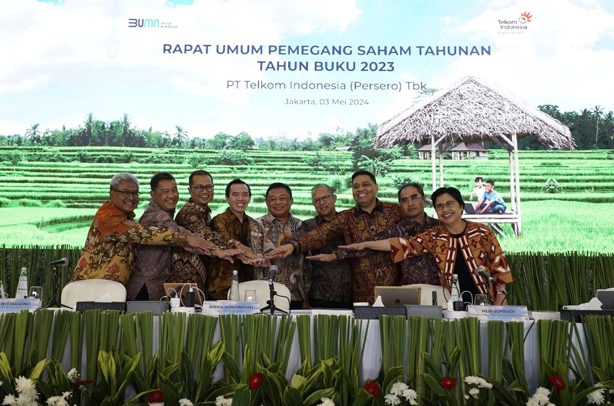 (kiri ke kanan) Direktur Network & IT Solution Herlan Wijanarko, Direktur Wholesale & International Service Bogi Witjaksono, Direktur Strategic Portfolio Budi Setyawan Wijaya, Direktur Digital Busines Muhamad Fajrin Rasyid, Direktur Utama Ririek Adriansyah, Direktur Keuangan & Manajemen Risiko Heri Supriadi, Direktur Human Capital Management Afriwandi, Direktur Group Business Development Honesti Basyir, dan Direktur Enterprise & Business Service FM Venusiana R dalam Rapat Umum Pemegang Saham Tahun Buku 2023 di Jakarta pada Jumat (3/5).