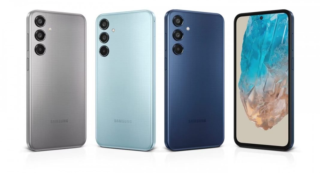 Samsung Galaxy M35 ditenagai Exynos 1380 yang dipadukan dengan RAM 8GB dan penyimpanan 256GB, ditambah slot microSD.
