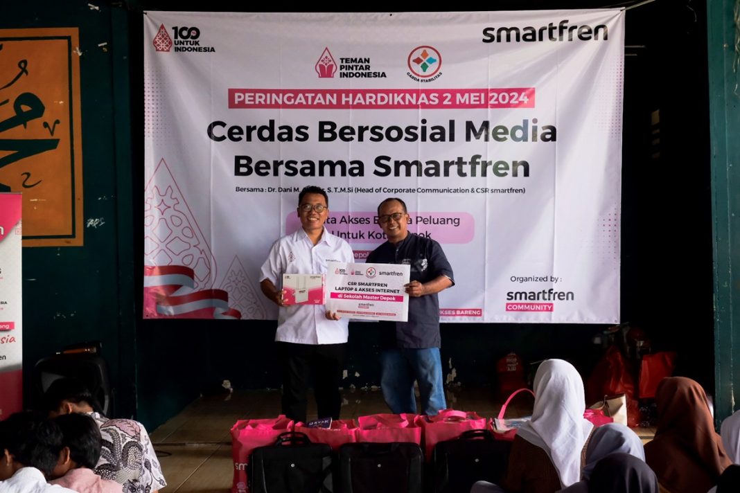 (ki-ka) Dani Akhyar, Head of Corporate Communications & CSR Smartfren menyerahkan donasi berupa laptop, modem/Router Sahabat, dan buku kepada Nurrohim, Pendiri & Kepala Sekolah MASTER, Depok, Kamis (2/4). Smartfren juga menyelenggarakan donasi serupa di sejumlah Sekolah Masyarakat Marginal lainnya di Tangerang Selatan, Jakarta Utara, Bandung Barat dan Banyuwangi.