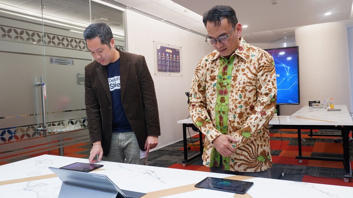 Niki Luhur-Founder dan Group CEO VIDA dan Irphan Wijaya-Director of Business Digital Transformation TelkomMetra