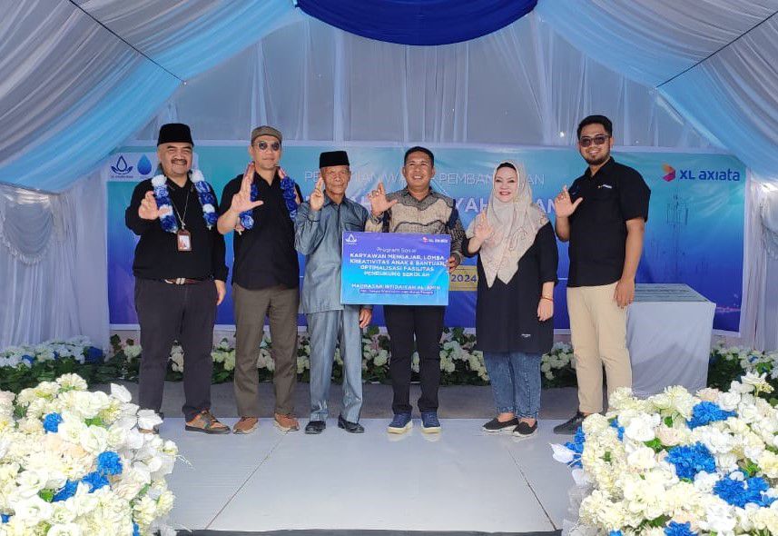 Chief of Human Capital Officer XL Axiata, M Hira Kurnia (kiri) dan Human Capital Expert XL Axiata, Retno Wulan (paling kanan) menyerahkan hadiah lomba program XL Axiata Baik ke siswa SMAN 1 Baubau bersamaan dengan peresmian proyek pembangunan Madrasah Ibtidaiyah dan sarana pendukungnya di Kabupaten Buton Tengah, Sulawesi Tenggara, Jumat (24/05). Proyek ini dibangun sejak Desember 2023, saat ini madrasah berlokasi di Desa Tolandona Matanaeo, Kecamatan Sangia Wambulu tersebut telah siap pakai. Pengadaan sarana pendidikan tingkat dasar ini menelan dana sekitar hampir Rp 800 Juta yang dibiayai dari dana karyawan dan manajemen XL Axiata.