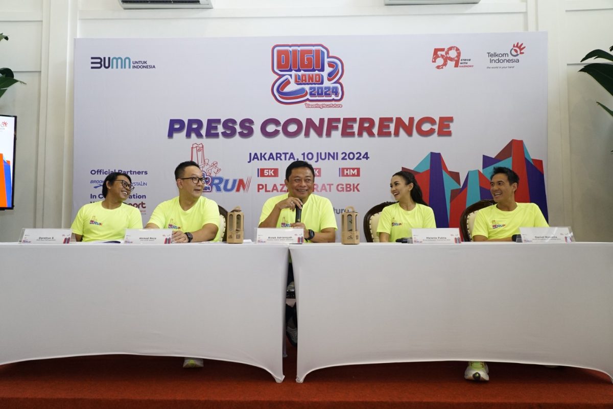 Direktur Utama Telkom Indonesia, Ririek Adriansyah (tengah), SVP Corporate Communication & Investor Relation Telkom, Ahmad Reza (kedua dari kiri), Brand Ambassador Digiland Run 2024, Daniel Mananta (paling kanan) dan Melanie Putria (kedua dari kanan), serta Director D&D Sport, Dardityo Santoso (paling kiri) saat acara press conference Digiland Run 2024 di Jakarta, Senin (10/6).