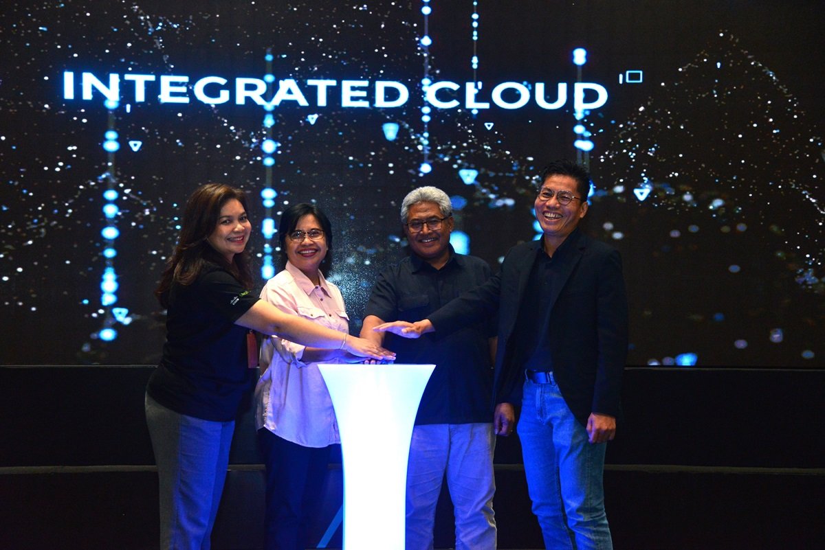 Direktur Enterprise & Business Service Telkom Indonesia FM Venusiana R. (kedua dari kiri), Direktur Network & IT Solution Telkom Indonesia Herlan Wijanarko (kedua dari kanan), President Director PINS Indonesia Roberto Surya Negara (paling kanan) dan Managing Director Cisco Indonesia Marina Kacaribu (paling kiri) saat peluncuran produk terbaru PINS Managed SASE di Jakarta, Selasa (4/6).