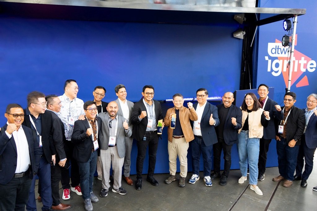 Telkomsel meraih tiga penghargaan tingkat internasional ⁠dari TM Forum’s Innovation Awards yakni Best Moonshot Catalyst - Attendee's Choice Award, Outstanding Catalyst - Rising Star, dan ⁠Outstanding Catalyst - Attendee's Choice Award pada perhelatan Digital Transformation World (DTW) 2024 yang diselenggarakan oleh TM Forum di Copenhagen, Denmark (20/06). Pada tiga penghargaan ini, Telkomsel berkolaborasi bersama sejumlah perusahaan telekomunikasi digital dan technology partner menciptakan tiga proyek inovasi, seperti Data to NPS: Boosting NPS, AI for customer perception network optimization, dan GenAI untuk Autonomous Network.