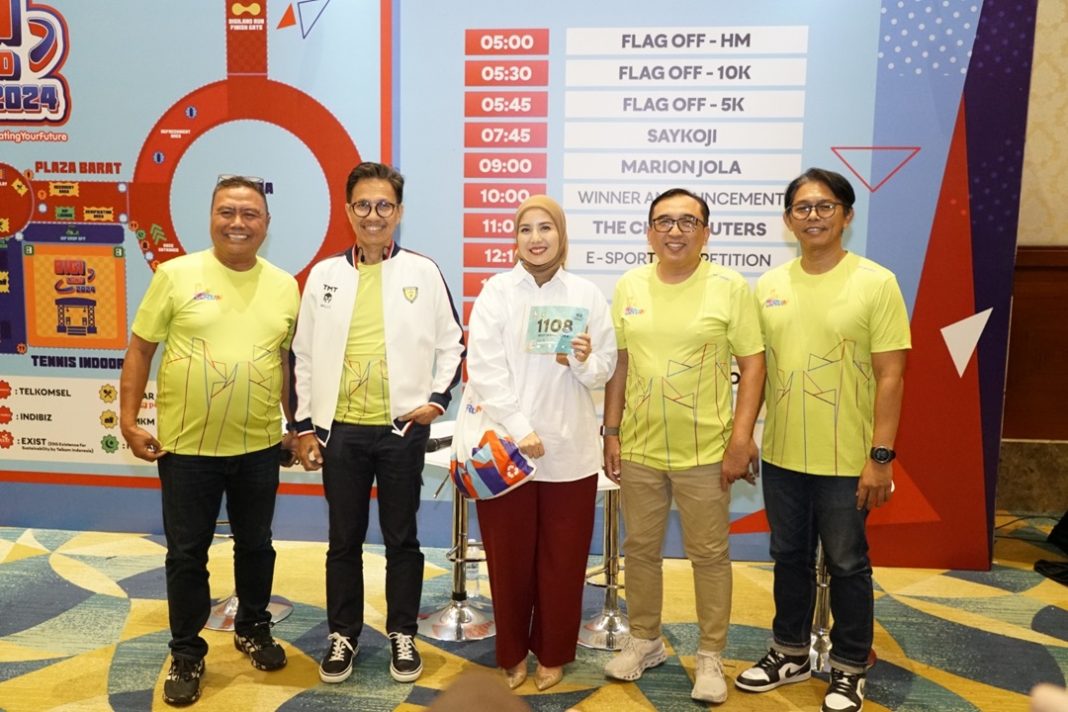 (Dari kiri ke kanan) AVP External Communication Telkom, Sabri Rasyid; Sekjen PB PASI, Tigor Tanjung; Tya Ariestya; VP Corporate Communication Telkom, Andri Herawan Sasoko; dan Director D&D Sport Race Management, Didit Santoso saat Press Conference Digiland Run 2024 di Jakarta, Kamis (25/7).
