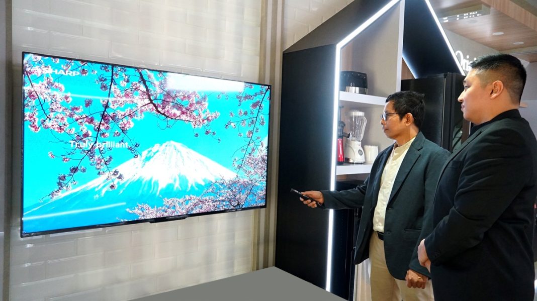 Ardy, AUVI Product Strategy Head, PT Sharp Electronics Indonesia (dari kiri foto) bersama Golden Mayanawa, Assistant Manager , AUVI Product Strategy, PT Sharp Electronics Indonesia menikmati hasil gambar yang ditampilkan oleh Sharp TV XLED