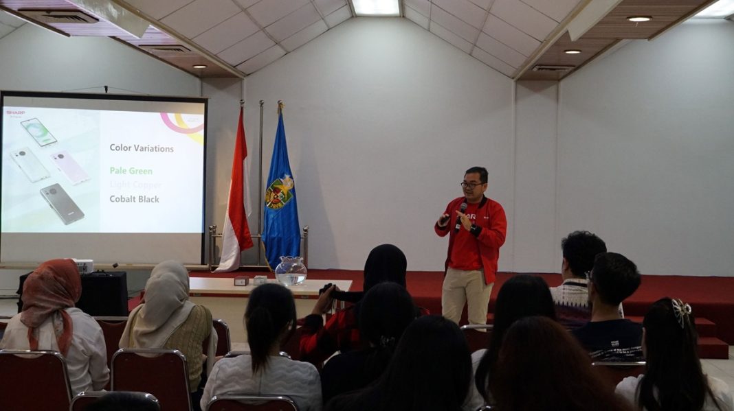 Arya Dwi Kurniawan Product Strategy Sharp Indonesia sedang memaparkan produk Sharp smartphone kepada mahasiswa Universitas Katolik Atamjaya