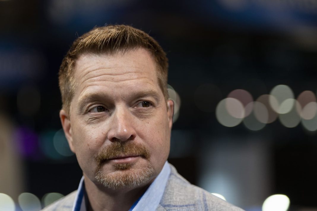 George Kurtz, yang juga pendiri Crowdstrike, memiliki pengalaman luas di industri ini, setelah sebelumnya bekerja di beberapa peran penting di perusahaan keamanan siber saingannya, McAfee.