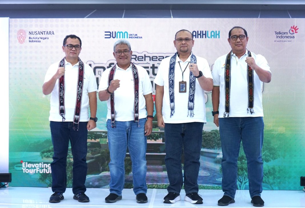 (Dari kiri ke kanan) VP Network/IT Strategy, Technology & Architecture, Ermono Liman Prabowo; Direktur Network & IT Solution Telkom, Herlan Wijanarko; EGM Digital Infrastructure Development, Cholis Safrudin; dan EVP Telkom Regional VI, Rachmad Dwi Hartanto saat rehearsal test kesiapan gelaran infrastruktur telekomunikasi IKN di Balikpapan, Rabu (17/7).
