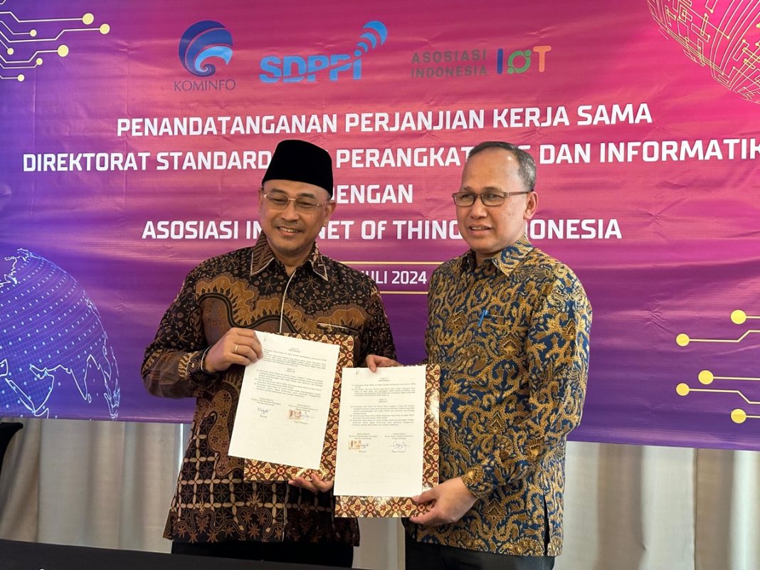 Mulyadi, Direktur Standardisasi Perangkat Pos dan Informatika Kominfo dan Teguh Prasetya, Ketua Umum Asosiasi Internet of Things Indonesia (ASIOTI)
