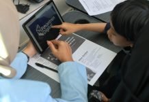 Proses pembelajaran menggunakan tablet kepada salah seorang santri disabilitas tuli dari Rumah Qur’an Isyaroh Bandung, Sabtu (20/7). XL Axiata berkomitmen dalam mendorong peningkatan kompetensi digital para penyandang disabilitas di berbagai daerah.