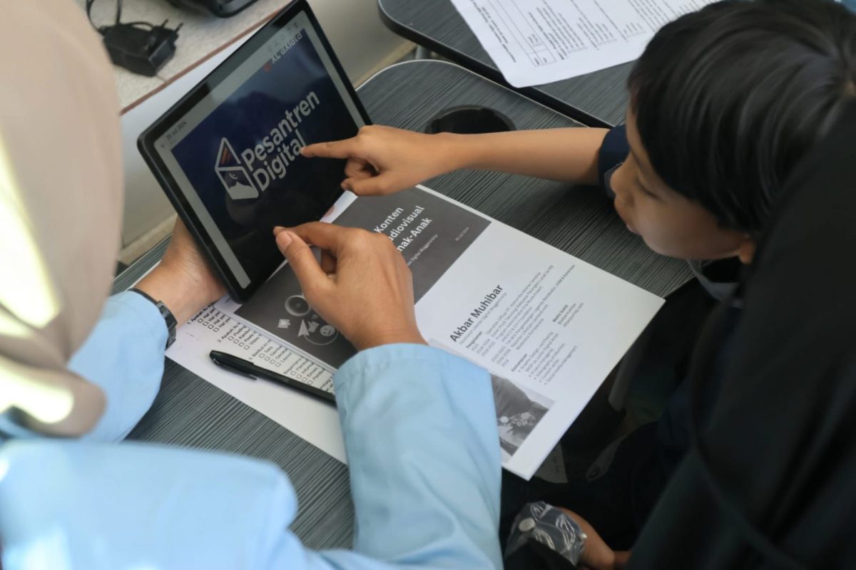 Proses pembelajaran menggunakan tablet kepada salah seorang santri disabilitas tuli dari Rumah Qur’an Isyaroh Bandung, Sabtu (20/7). XL Axiata berkomitmen dalam mendorong peningkatan kompetensi digital para penyandang disabilitas di berbagai daerah.